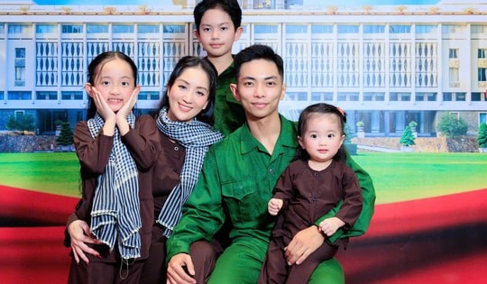 3 bé con nhà Khánh Thi - Phan Hiển đáng yêu trong bộ ảnh  kỷ niệm 50 năm Ngày Giải phóng Miền Nam