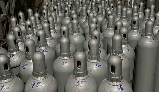 Hơn 3 tấn khí nghi là khí cười bị tạm giữ để điều tra nguồn gốc