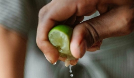 Trào lưu nhỏ nước cốt chanh vào mắt, mũi để chữa bệnh: Bác sĩ cảnh báo nguy hiểm