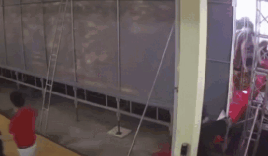 Nam sinh lớp 9 bị điện giật tử vong khi đang diễn văn nghệ ở trường