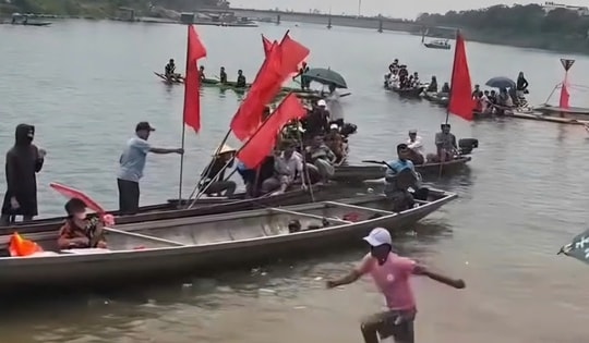 Clip: Nhóm người liên tục ném vật cứng gây cảnh hỗn loạn tại giải đua ghe
