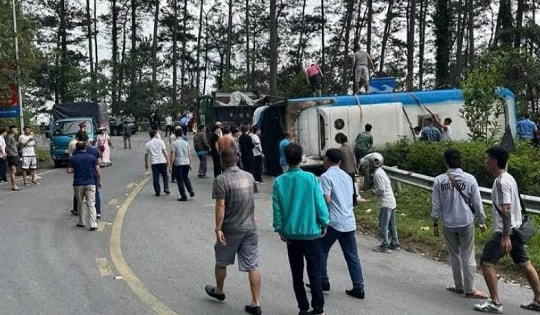 Lật xe khách trên đường đèo Tam Đảo khiến 2 người tử vong, hơn chục người bị thương