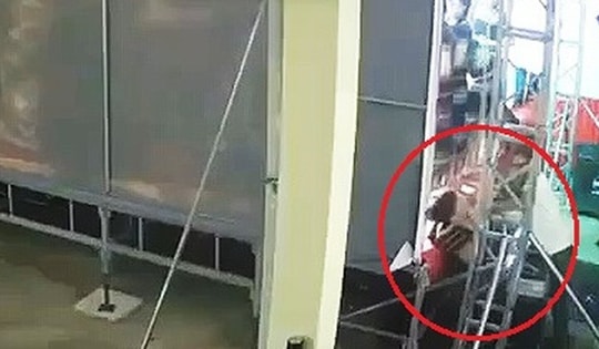 Nam sinh lớp 9 bị điện giật tử vong trong lúc diễn văn nghệ