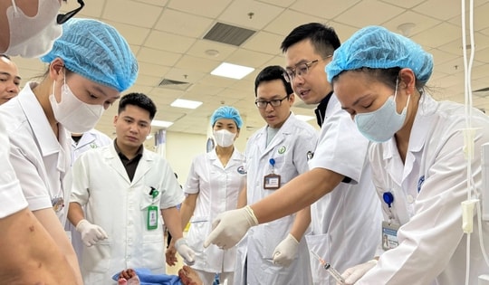 Bộ trưởng Bộ Y tế chỉ đạo khẩn BV Việt Đức ứng cứu nạn nhân vụ lật xe khách ở Tam Đảo