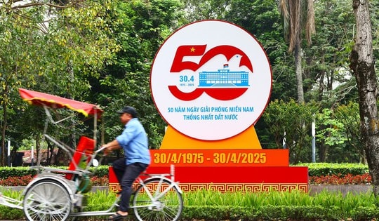 Hà Nội rộn ràng không khí kỷ niệm 50 năm Ngày Giải phóng miền Nam thống nhất đất nước
