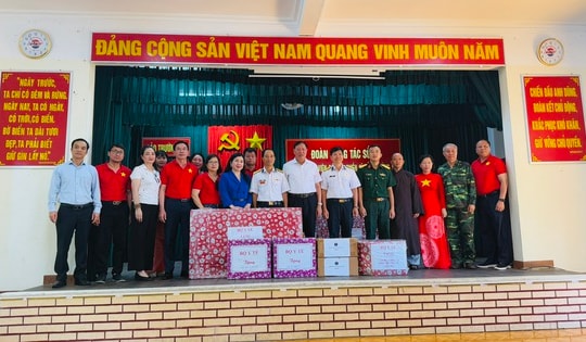 Đoàn công tác Bộ Y tế thăm, tặng quà quân, dân trên quần đảo Trường Sa và Nhà giàn DK1