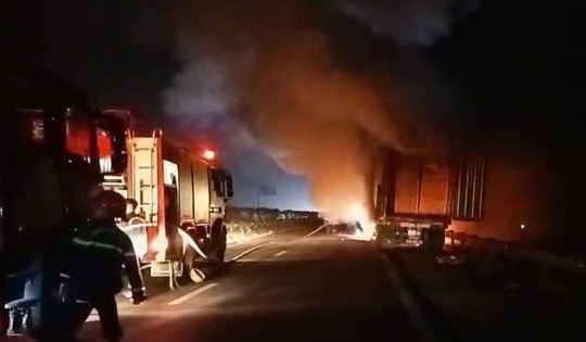 Xe tải bốc cháy dữ dội trên cao tốc Nội Bài - Lào Cai