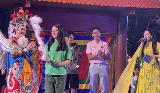 Người dân, du khách háo hức xem biểu diễn nghệ thuật mừng đại lễ 30/4 tại TP.HCM