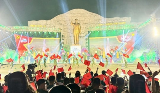 Quảng trường Tây Bắc rộn vang âm hưởng “Vinh quang Việt Nam”