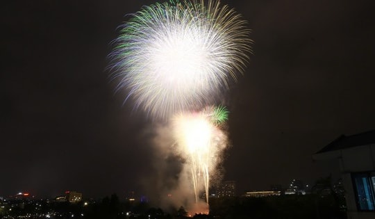 Pháo hoa rực trời Hà Nội trong chương trình 'Vang mãi khúc khải hoàn'