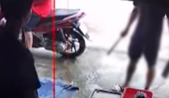 Mua tôm bị nhắc nhở, thanh niên dọa chém chủ sạp gây náo loạn khu chợ