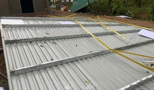 Dông sét làm 2 người thương vong và nhiều nhà tốc mái ở Kon Tum