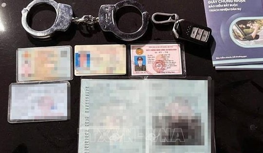 Phát hiện người vi phạm nồng độ cồn sử dụng giấy tờ công an giả