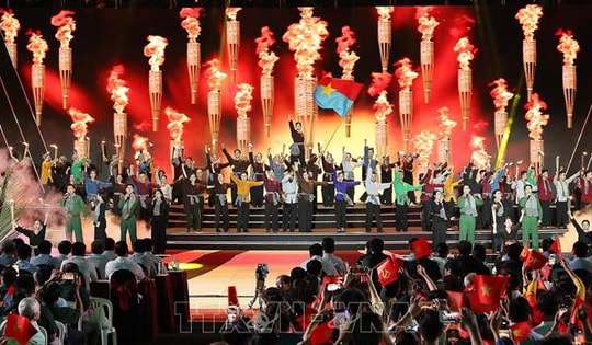 Lãnh đạo Đảng, Nhà nước dự chương trình cầu truyền hình 'Vang mãi khúc khải hoàn'