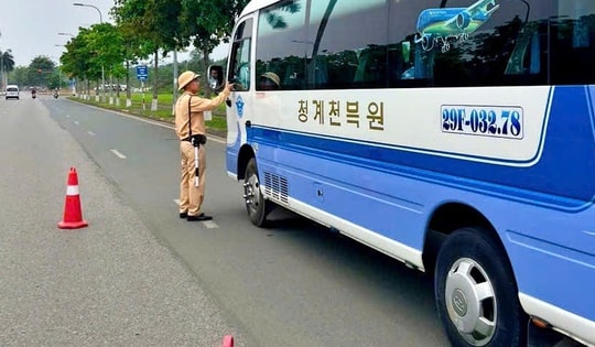 Tài xế uống rượu bia vẫn chở hàng chục công nhân ở khu công nghệ cao Hòa Lạc