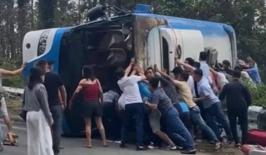 Tạm giữ tài xế xe khách bị lật trên đèo Tam Đảo khiến 4 người tử vong