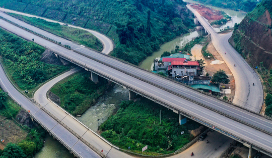 Di chuyển trên cao tốc Nội Bài - Lào Cai dịp nghỉ lễ 30/4 - 1/5, tài xế cần lưu ý gì?