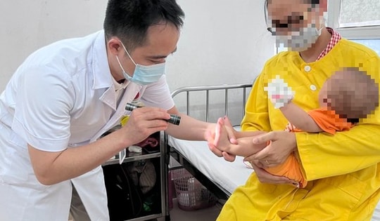 Trẻ mắc tay chân miệng có những biểu hiệu này, cha mẹ cần đưa ngay đến bệnh viện