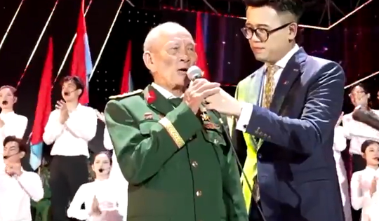 Người cựu chiến binh đi xe máy hơn ngàn km xem "concert quốc gia"