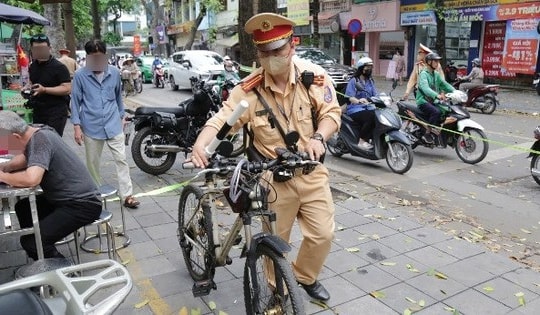 Uống bia rồi đạp xe ra đường, người đàn ông ở Hà Nội bất ngờ bị giữ xe 1 tuần