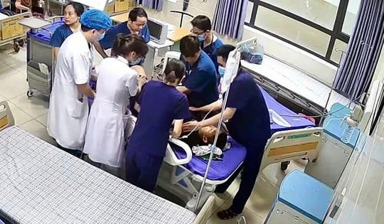 Bác sĩ đang chạy đua cấp cứu, người nhà nghĩ gì mà liên tục la hét, chửi bới?