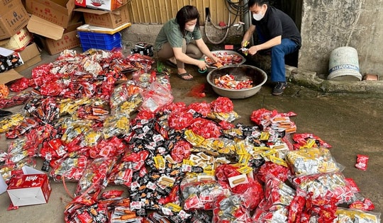 Tiểu thương công khai bày bán hàng tấn thực phẩm bẩn 'made in China' nhiều 'không'