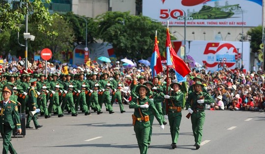 Xúc động khoảnh khắc đoàn diễu binh 'đi giữa vòng tay nhân dân'