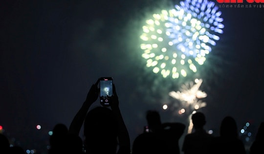 Pháo hoa rực sáng Hà Nội mừng thống nhất đất nước