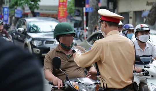 Nhiều tài xế có cồn bị xử phạt, có người trong cốp vẫn còn chai rượu uống dở