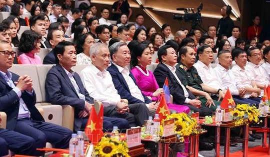 Tổng Bí thư Tô Lâm dự Chương trình nghệ thuật đặc biệt 'Đảng trong mùa Xuân đại thắng'