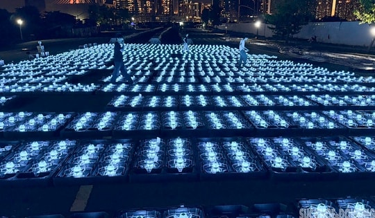 Cận cảnh trận địa 10.500 drone tái hiện khoảnh khắc xe tăng húc đổ cổng Dinh Độc Lập