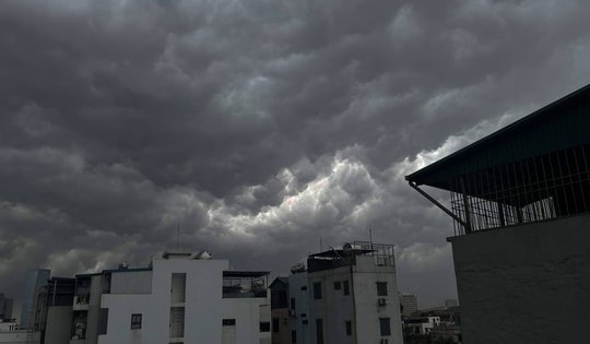 Cảnh báo mưa dông, lốc sét ở Hà Nội