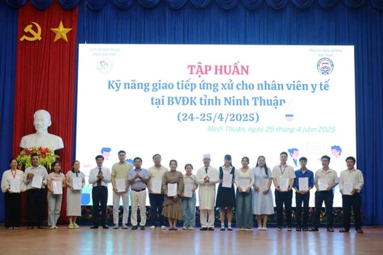 BVĐK Ninh Thuận tập huấn kỹ năng giao tiếp ứng xử cho cán bộ y tế