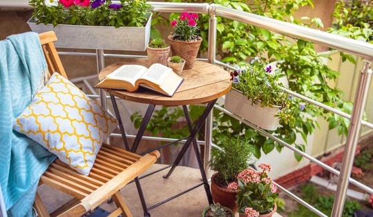 Mách bạn ý tưởng trang trí góc ban công thư giãn tại nhà đón hè mát rười rượi