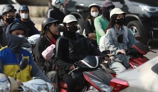 Người dân ùn ùn 'rời' Hà Nội dịp nghỉ lễ