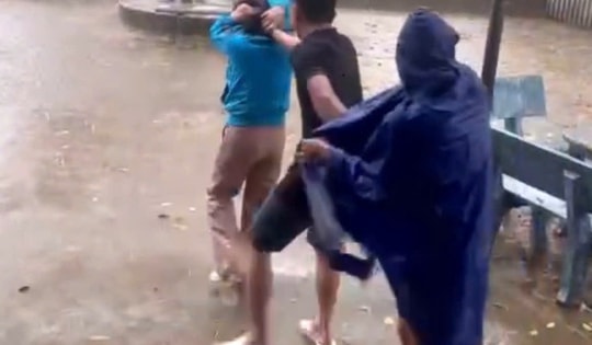 Phụ huynh xông vào trường hành hung giáo viên