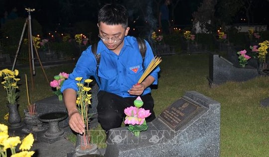 50 năm thống nhất đất nước: Tuổi trẻ thắp nến tri ân các Anh hùng liệt sĩ