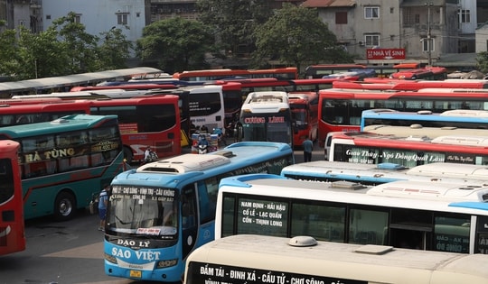 Dòng người ùn ùn đổ về bến xe trước nghỉ lễ 30/4, nhà xe tăng chuyến ứng phó