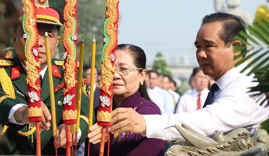 Lãnh đạo TPHCM dâng hương tưởng niệm các Mẹ Việt Nam Anh hùng, anh hùng liệt sĩ nhân dịp 30/4