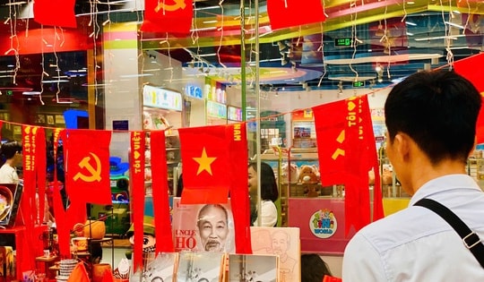 Trung tâm thương mại, khu vui chơi giải trí chật kín người dịp nghỉ lễ 30/4 – 1/5