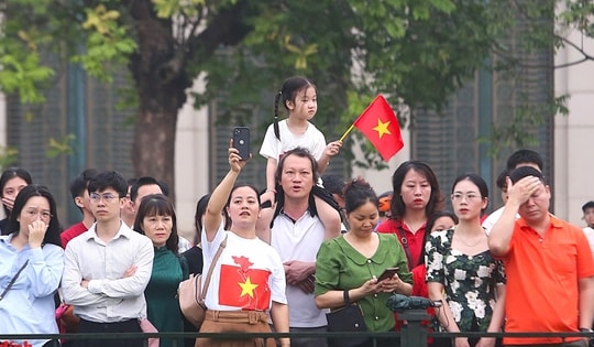 Người dân dậy từ sáng sớm đến thăm Lăng Bác ngày 30/4