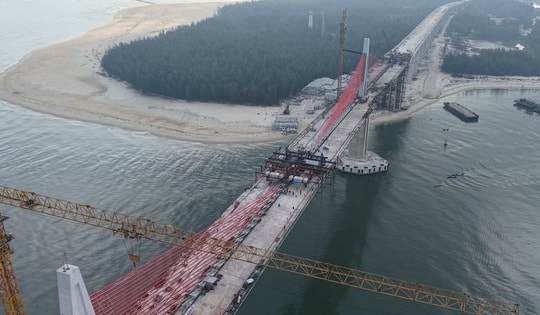 Hợp long cầu vượt cửa biển thuộc dự án nghìn tỷ ở Huế