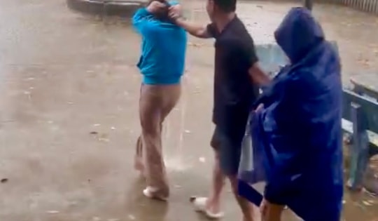 Tạm giữ hình sự phụ huynh xông vào trường hành hung giáo viên