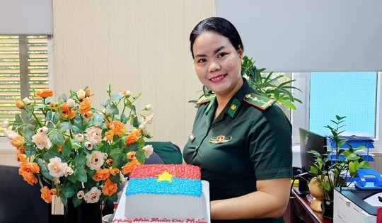 Nữ Trung tá quân đội làm bánh tặng cựu chiến binh: 'Tôi muốn trao truyền ký ức tự hào trong mỗi gia đình'