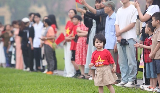 Hàng nghìn người dân đến Lăng Bác từ 4 giờ sáng chờ dự lễ chào cờ ngày 30/4