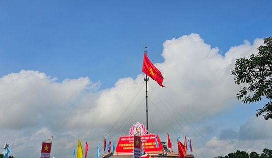 Xúc động Lễ Thượng cờ 'Thống nhất non sông' tại đôi bờ Hiền Lương - Bến Hải