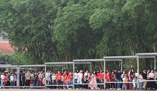 Hà Nội dành 50.000 suất quà tặng du khách, nhân dân viếng Lăng Bác