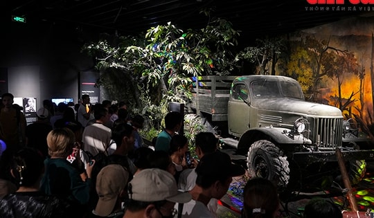 Bảo tàng Lịch sử Quân sự Việt Nam chật kín khách tham quan dịp lễ 30/4