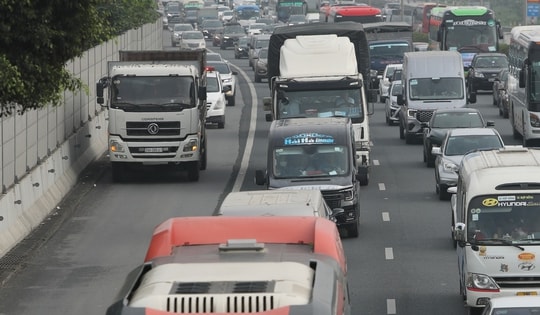 Vành đai 3 ùn tắc sáng 30/4, ô tô chắn xe cứu thương trong làn khẩn cấp