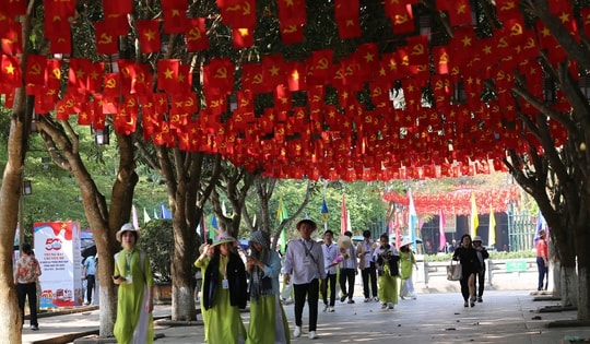 Hàng ngàn người dân về thăm Quê Bác ngày đầu nghỉ lễ